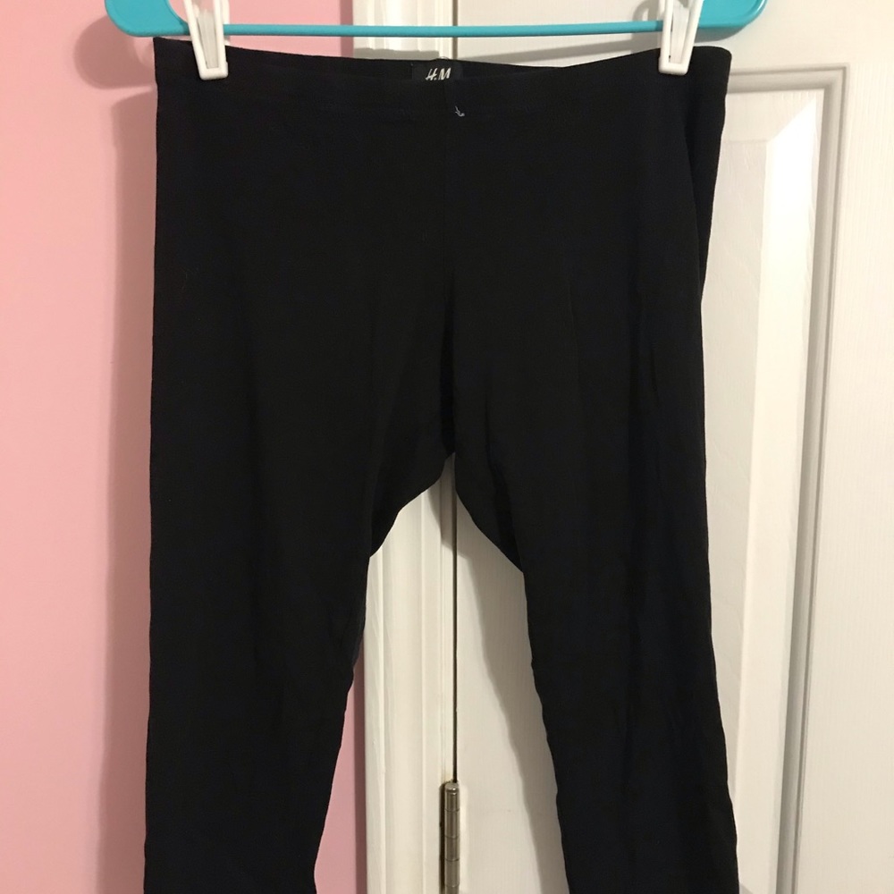 🔵3/$20 H&M cropped black leggings